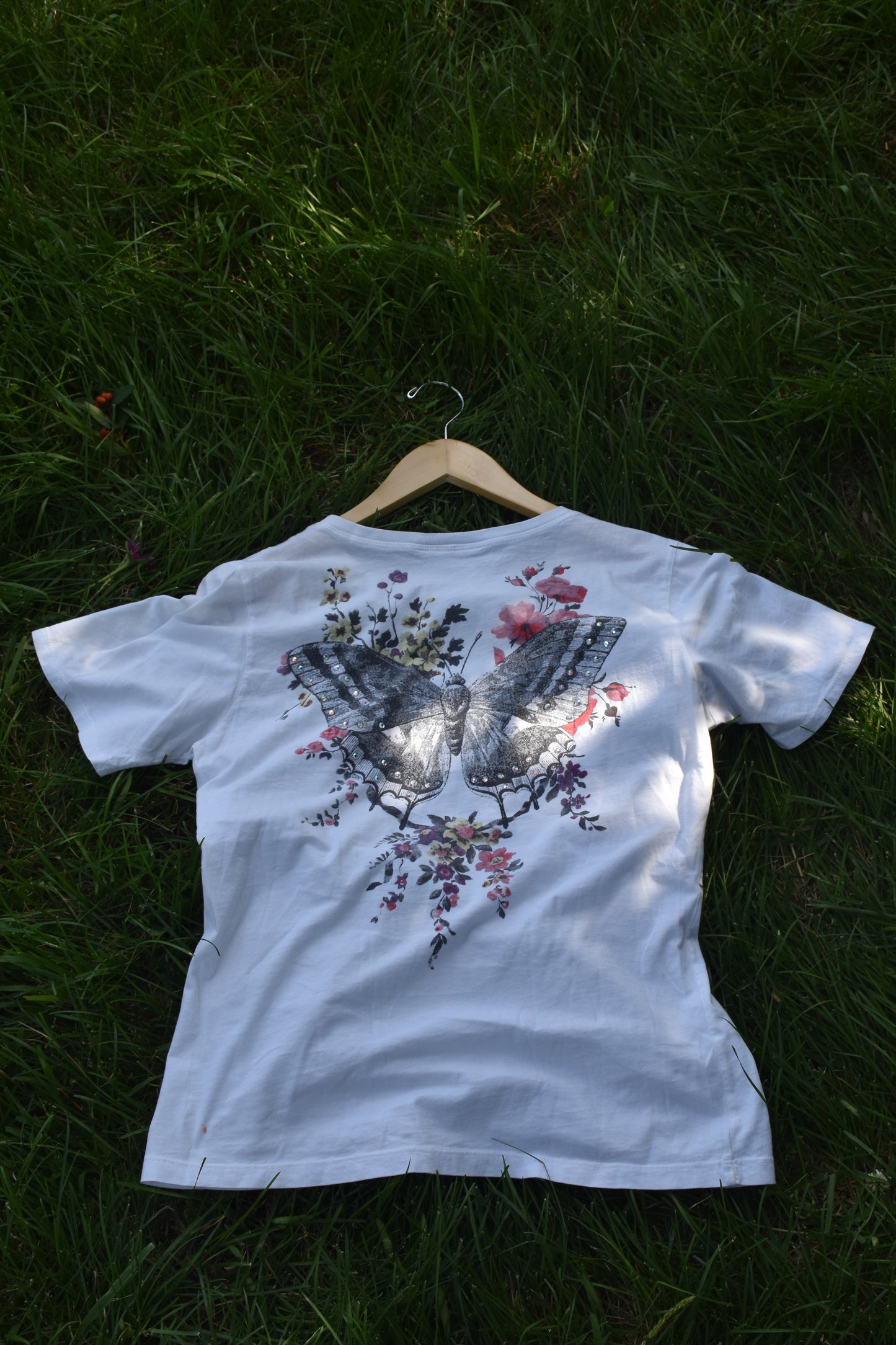 White t-shirt with silver graphic